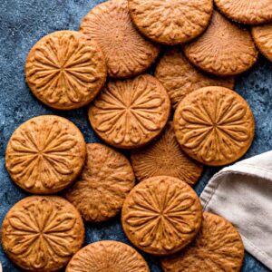 کوکی ترد دارچینی با شکر قهوه ای غرق در عطر کره