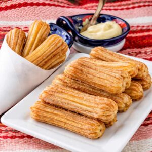 چوروس با شکر قهوه ای و خوشمزه به سبک اسپانیایی