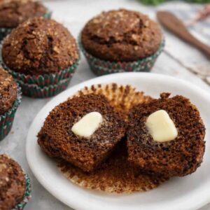 مافین زنجبیلی با شکر قهوه ای لذت یک عصرانه داغ در هوای سرد